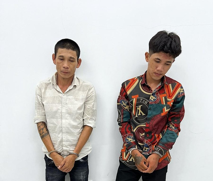  2 thanh niên tàng trữ ma túy đá trong 56 đoạn ống nhựa: Ngày 11/11, Công an tỉnh Bình Thuận cho biết đang tạm giữ hình sự hai thanh niên và điều tra mở rộng vụ mua bán, tàng trữ trái phép chất ma túy. Chiều 10/11, lực lượng chức năng bắt quả tang Lâm Văn Tiến (21 tuổi) và Trần Hữu Hoan (42 tuổi) đang mua bán và tàng trữ trái phép chất ma túy tại nhà riêng của Hoan tại xã Tân Tiến, thị xã La Gi. Tại hiện trường, lực lượng chức năng đã thu được 56 ống nhựa chứa tinh thể màu trắng. Hoan khai nhận các hạt tinh thể màu trắng trong các đoạn ống nhựa trên là ma túy đá.