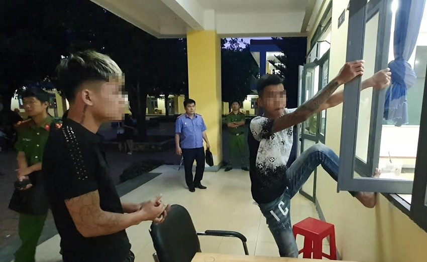  Học sinh cũ vào trường trộm 16 laptop: Trưa 8/11, Công an tỉnh Đắk Lắk xác nhận đã khởi tố vụ án, khởi tố bị can với Nguyễn Văn Tài (17 tuổi, ngụ Đắk Lắk) và Lý Văn Khánh (16 tuổi, ngụ Lào Cai) để điều tra về tội trộm cắp tài sản. Ngày 17/10, Công an nhận được tin báo Trường THCS và THPT Đông Du bị kẻ gian đột nhập lấy trộm 16 máy tính xách tay vào khuya 16/10. Chỉ sau một thời gian ngắn, Công an đã xác định Tài và Khánh là kẻ gây ra vụ trộm cắp trên. Được biết, Tài từng học hai năm tại Trường THCS và THPT Đông Du. 