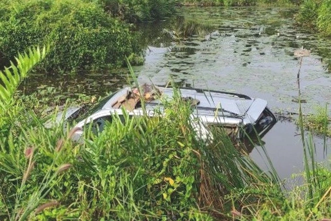  Ô tô đang đậu bên đường bị tông văng xuống ao: Theo thông tin ban đầu, chiều 8/11, chiếc xe bồn (loại chở khí hóa lỏng) lưu thông trên tuyến đường thuộc xã Khánh An (huyện U Minh, tỉnh Cà Mau). Khi đến khu vực ấp 7, xe bồn tông trúng đuôi xe ô tô 7 chỗ (chở công nhân làm công trình) đang đậu bên lề đường. Cú tông mạnh đã đẩy xe 7 chỗ đi một đoạn khoảng chục mét rồi văng xuống ao gần đó. Thời điểm xảy ra vụ việc không có ai ở trong xe nên không có thương vong về người.