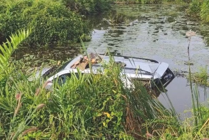  Ô tô đang đậu bên đường bị tông văng xuống ao: Theo thông tin ban đầu, chiều 8/11, chiếc xe bồn (loại chở khí hóa lỏng) lưu thông trên tuyến đường thuộc xã Khánh An (huyện U Minh, tỉnh Cà Mau). Khi đến khu vực ấp 7, xe bồn tông trúng đuôi xe ô tô 7 chỗ (chở công nhân làm công trình) đang đậu bên lề đường. Cú tông mạnh đã đẩy xe 7 chỗ đi một đoạn khoảng chục mét rồi văng xuống ao gần đó. Thời điểm xảy ra vụ việc không có ai ở trong xe nên không có thương vong về người.