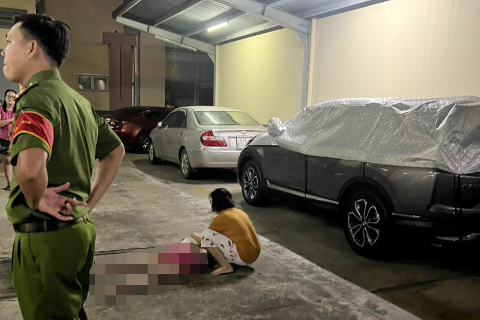  Cô gái rơi lầu chung cư tử vong: Rạng sáng 8/11, Công an TP HCM mới hoàn tất công tác khám nghiệm hiện trường vụ cô gái tử vong nghi rơi lầu cao chung cư trên đường Nguyễn Lương Bằng, phường Tân Phú. Theo thông tin ban đầu, đêm 7/11, người dân sống tại chung cư nghe tiếng động mạnh nên ra kiểm tra thì phát hiện tại khu vực gần bãi giữ xe cô gái (khoảng 25 tuổi) nằm bất động dưới nền đất và đã tử vong.