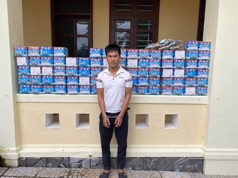 Bat doi tuong 9X van chuyen hon 1 ta phao trai phep