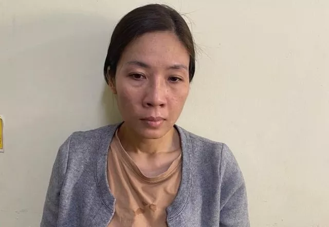  Nữ giúp việc tự học cách mở két trên mạng, trộm của gia chủ 2 tỉ đồng: Ngày 4/11, Công an TP. Hà Nội đang tạm giữ đối tượng Hoàng Thị Hải Ly (42 tuổi, quê Thanh Hóa) để điều tra hành vi "trộm cắp tài sản". Trước đó, Công an nhận được trình báo của gia đình bà S. (trú quận Hai Bà Trưng, Hà Nội) về việc bị mất số tiền lên tới 2 tỉ đồng trong két sắt. Qua điều tra, công an đặt nghi ngờ vào Ly, người giúp việc mới được gia đình bà S. thuê. Sau nhiều giờ chối cãi, đối tượng đã thừa nhận hành vi của mình. Được biết, Ly đã lên mạng tự học cách mở két sắt nên không cần phải cạy phá.