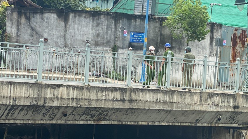  Phát hiện thi thể nam giới đang phân huỷ dưới gầm cầu: Sáng 4/11, một số người đi bộ dọc kênh Tân Hóa, đoạn qua phường 3, quận 11 (TP HCM) phát hiện mùi hôi thối nồng nặc. Khi đến kiểm tra, họ phát hiện thi thể một người đàn ông đang phân hủy, nổi dưới gầm cầu tại khu vực nên báo công an. Xác minh sơ bộ, nạn nhân khoảng 40 tuổi, mặc quần thun ngắn màu đen.