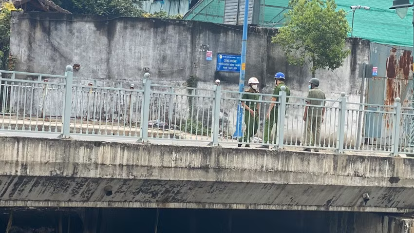  Phát hiện thi thể nam giới đang phân huỷ dưới gầm cầu: Sáng 4/11, một số người đi bộ dọc kênh Tân Hóa, đoạn qua phường 3, quận 11 (TP HCM) phát hiện mùi hôi thối nồng nặc. Khi đến kiểm tra, họ phát hiện thi thể một người đàn ông đang phân hủy, nổi dưới gầm cầu tại khu vực nên báo công an. Xác minh sơ bộ, nạn nhân khoảng 40 tuổi, mặc quần thun ngắn màu đen.