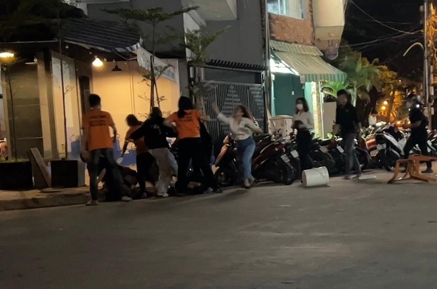  2 nhóm phụ nữ lao vào hỗn chiến tại quán nhậu: Ngày 1/11, Công an TP HCM đang làm rõ vụ hỗn chiến giữa hai nhóm phụ nữ khiến nhiều người bị thương xảy ra trên địa bàn phường 19, quận Bình Thạnh. Theo thông tin, tối 31/10, trước một quán nhậu trên thuộc phường 19, quận Bình Thạnh, hai nhóm hàng chục phụ nữ bất ngờ lao vào tấn công lẫn nhau. Trong đó, một nhóm phụ nữ mặc đồng phục của quán. Hậu quả, vụ ẩu đả trên khiến nhiều người bị thương.