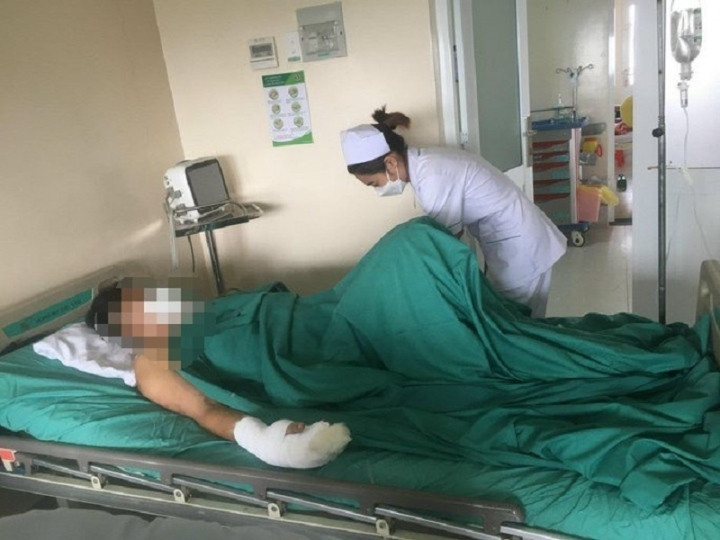  Người đàn ông bị dây diều cứa ngang cổ khi đang chạy xe: Ngày 1/11, Bệnh viện Lê Văn Thịnh (TP HCM) cho biết vừa tiếp nhận một trường hợp bị dây diều cứa ngang cổ và bàn tay. Cụ thể, chiều 31/10, nam bệnh nhân 29 tuổi được chuyển đến cấp cứu. Người này bị một vết thương cứa kéo dài từ cằm đến hàm trái, dài khoảng 15cm, rỉ máu đỏ do bị dây diều cứa. Bệnh nhân còn bị mất da vùng tay phải và đứt hoàn toàn gân gấp 3 ngón tay. Được biết, tai nạn xảy ra khi người đàn ông chạy ngang qua cầu Thủ Thiêm 2, hiện là tụ điểm thả diều nổi tiếng.