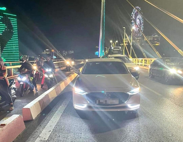  Bỏ lại ô tô, nam thanh niên nhảy xuống biển tự tử: Thông tin từ cơ quan chức năng TP. Hạ Long (Quảng Ninh) cho biết, tối 31/10, một nam thanh niên lái ô tô khi đến khu vực giữa cầu Bãi Cháy thì bất ngờ dừng xe rồi leo qua lan can nhảy xuống biển tự tử. Tại hiện trường nơi xảy ra vụ việc có ô tô 4 chỗ hiệu Mazda mang BKS 14A- 687.XX, một chiếc điện thoại và một số giấy tờ cá nhân. Qua xác minh ban đầu, nam tài xế nhảy cầu là anh V.T.V (SN 1995, trú tại phường Hà Phong, TP Hạ Long).