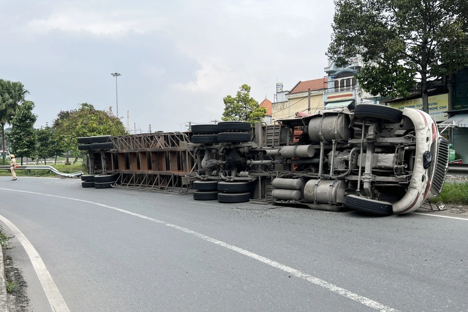 Tin nóng 3/11: Cán bộ công an bị xe bồn cán tử vong - Hình 2 Tin nong 3/11: Can bo cong an bi xe bon can tu vong-Hinh-2