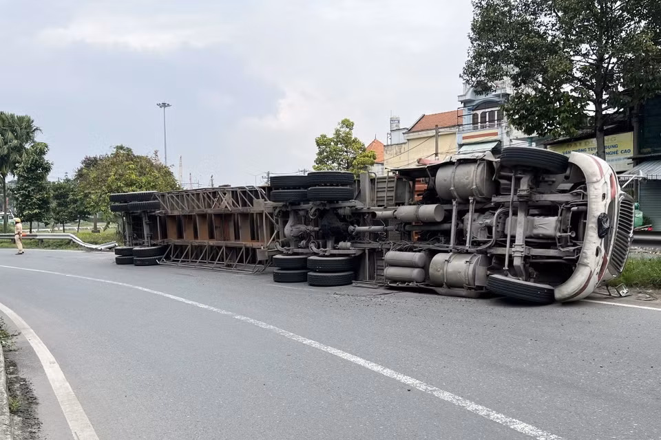 Tin nong 3/11: Can bo cong an bi xe bon can tu vong-Hinh-2