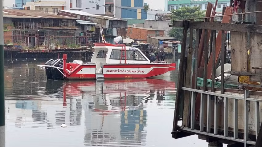  1 phụ nữ nhảy cầu Chánh Hưng mất tích: Sáng 3/11, một số người đang ngồi uống cà phê tại khu vực gầm cầu Chánh Hưng (phường 5, quận 8, TP.HCM) nghe tiếng động lớn dưới kênh Đôi và phát hiện một phụ nữ nhảy từ cầu Chánh Hưng xuống. Ngay lập tức, nhiều người chạy ghe ra vớt nạn nhân, nhưng người này đã chìm dưới dòng kênh mất tích. Hiện, người phụ nữ vẫn chưa được tìm thấy.