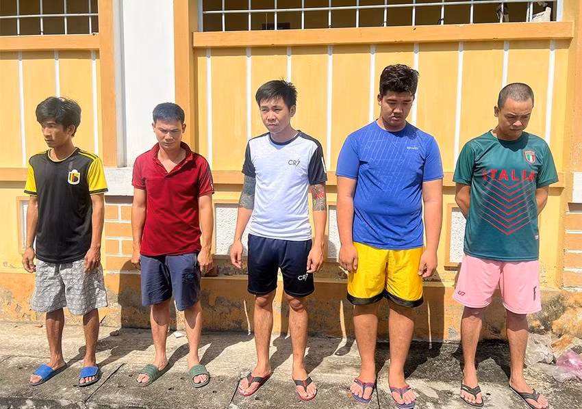  Bắt nhóm công nhân trộm giày công ty đem bán: Ngày 3/11, Công an tỉnh An Giang đang tạm giữ hình sự ba công nhân trộm tài sản của công ty đem bán. Ngày 11/10, Bùi Hữu Phú (26 tuổi), Nguyễn Quốc Vĩ (21 tuổi) và Lê Thiện Bích (34 tuổi) rủ nhau trộm giày của công ty đem bán. Tối cùng ngày, nhóm đối tượng đã đột nhập Công ty TNHH An Giang SAMHO (khu công nghiệp Bình Hòa, huyện Châu Thành) để lấy trộm 72 đôi giày, trị giá khoảng 150 triệu đồng. Sau đó, hai đối tượng Nguyễn Ngọc Tấn (30 tuổi) và Trần Hoàng Nhi (33 tuổi) đã tiêu thụ số tang vật trên.