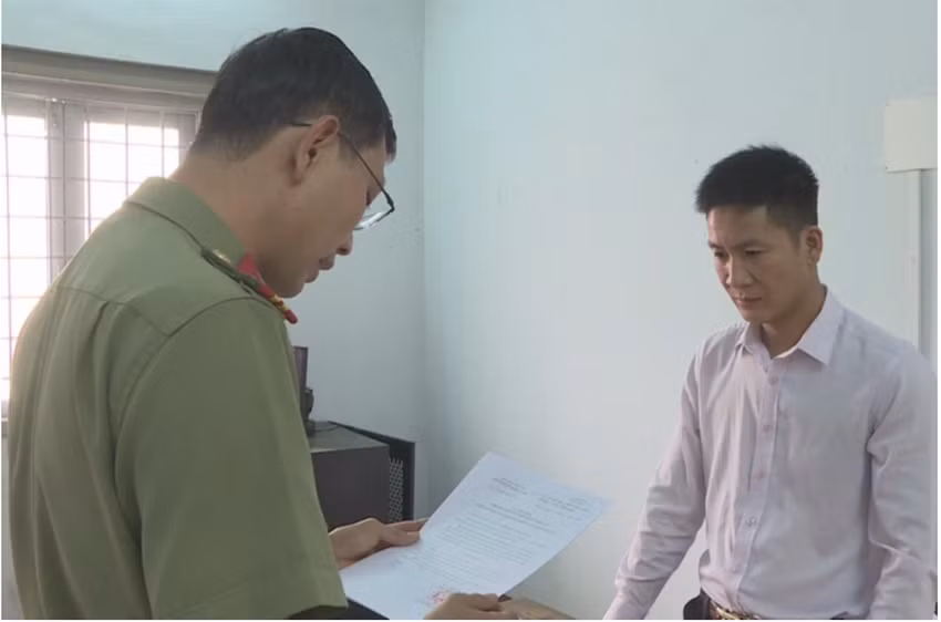  Khởi tố thanh niên mua súng đi bar để phòng thân: Ngày 3/11, Công an tỉnh Đắk Lắk cho biết đã khởi tố bị can, cấm đi khỏi nơi cư trú với Trần Tiến Dũng (32 tuổi, ngụ xã Ea Ning, huyện Cư Kuin) về tội tàng trữ, sử dụng trái phép vũ khí quân dụng. Trước đó, ngày 25/6, lực lượng chức năng đã kiểm tra quán bar Monaco và phát hiện nhiều nam nữ thanh niên có biểu hiện sử dụng chất cấm. Thời điểm trên, Dũng cũng đang ngồi ở quán bar và có mang theo súng. Khi thấy công an, Dũng liền ném súng xuống gầm ghế nhưng bị phát hiện.