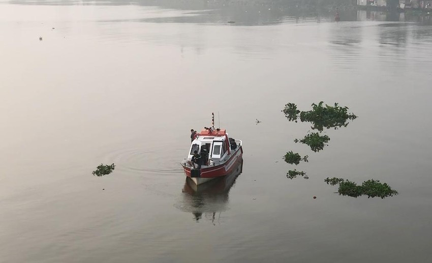  Nam thanh niên để lại thư tuyệt mệnh rồi nhảy cầu: Ngày 7/11, Công an TP HCM vẫn đang tiếp tục tìm kiếm tung tích nam thanh niên nhảy cầu Bình Lợi vào sáng sớm cùng ngày. Vào thời điểm diễn ra sự việc, người dân đang lưu thông trên cầu Bình Lợi thì phát hiện một thanh niên đi bộ trên thành cầu. Sau đó, người này bất ngờ leo qua lan can cầu rồi nhảy xuống sông. Tại hiện trường, nam thanh niên để lại đôi dép, balo và một lá thư.