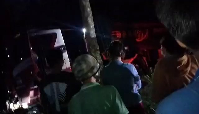  Tài xế tử vong bất thường trong cabin xe đầu kéo: Tối 6/11, lực lượng chức năng tỉnh Bình Dương tổ chức khám nghiệm điều tra, làm rõ vụ một tài xế xe đầu kéo được phát hiện tử vong trong cabin xe ở lô cao su. Nạn nhân được xác định là anh Lê Trung Hậu (28 tuổi, ngụ thành phố Đồng Xoài, tỉnh Bình Phước). Trước đó, một người dân phát hiện xe đầu kéo có dấu hiệu bất thường, tới kiểm tra thì thấy nam tài xế bất ngờ ngã gục nên đã hô hoán gọi hỗ trợ. Khi phá cửa xe, tài xế được xác nhận đã tử vong.