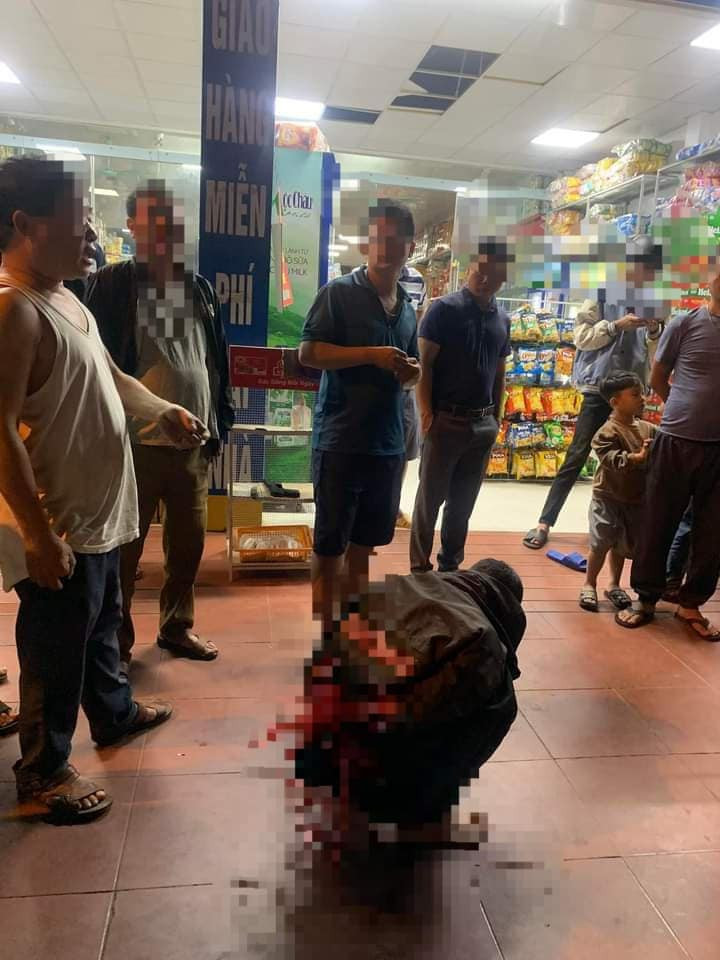  Bắt giữ thanh niên dùng súng nhựa cướp cửa hàng tạp hóa: Ngày 7/11, Công an tỉnh Hưng Yên đang điều tra, làm rõ một vụ cướp tài sản vừa xảy ra trên địa bàn. Thông tin ban đầu, tối 6/11, đối tượng T. (SN 1993, trú tại xã Nhật Quang, Phù Cừ, Hưng Yên) đã dùng dao, súng nhựa đe dọa chủ một cửa hàng tạp hóa tại địa phận thị trấn Trần Cao (Phù Cừ) đưa tiền. Nghe tiếng kêu cứu, người dân xung quanh đã nhanh chóng khống chế đối tượng. Được biết, nghi phạm không có công ăn việc làm ổn định, thường xuyên chơi bời, lêu lổng.