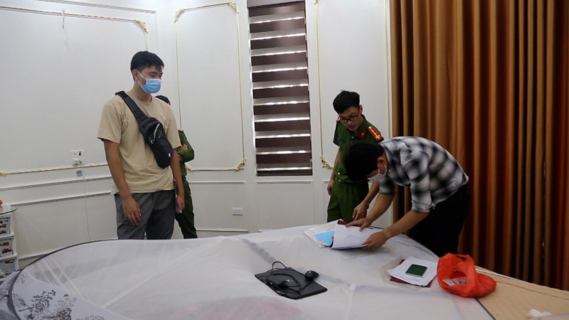 Trong đó có 4 đối tượng ở thành phố Từ Sơn gồm: Nguyễn Duy Tùng (31 tuổi), Trần Thị Thơm (52 tuổi), cùng ở phường Đông Ngàn; Chu Văn Hà (32 tuổi), ở phường Tân Hồng; Phạm Văn Mạnh (44 tuổi), ở phường Phù Khê và 2 đối tượng Nguyễn Văn Anh (53 tuổi), ở thành phố Phúc Yên (tỉnh Vĩnh Phúc); Nguyễn Xuân Quỳnh (40 tuổi), ở huyện Đông Anh (thành phố Hà Nội). Ảnh: CAND