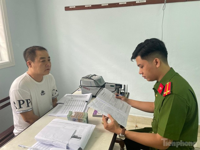 Ngày 16/11, Công an TP Đà Nẵng cho biết, vừa triệt phá đường dây cá độ bóng đá qua mạng internet với số tiền lên đến 470 tỷ đồng. Khoảng 15h30 ngày 15/11, hơn 40 trinh sát hình sự phối hợp với các đơn vị nghiệp vụ tiến hành triệt phá chuyên án, bắt khẩn cấp, tạm giữ hình sự 7 đối tượng liên quan. (Ảnh: Tiền Phong)