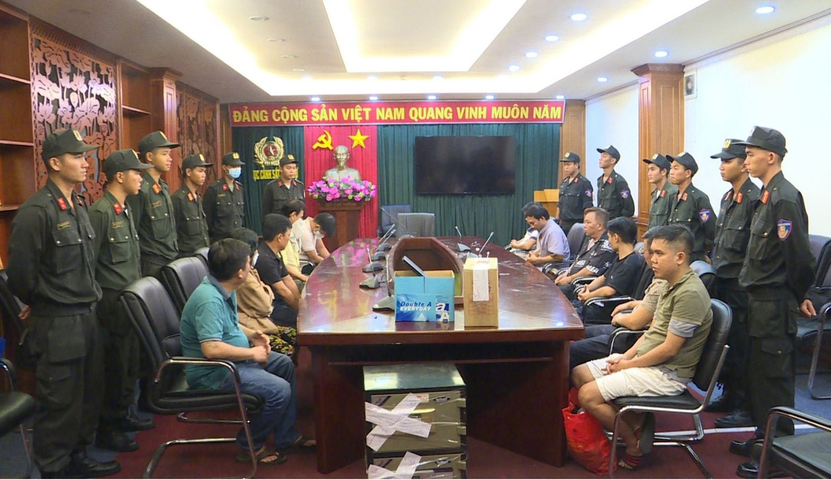 Ngày 22/11, Cục Cảnh sát hình sự Bộ Công an phối hợp với Công an TP.HCM và một số tỉnh thành phố phía Nam vừa bắt giữ 14 người để điều tra về hành vi đánh bạc, tổ chức đánh bạc với quy mô 30.000 tỷ đồng. Đường dây đánh bạc này do các nghi phạm người Việt Nam cầm đầu, đặt máy chủ tại Campuchia. Việc đánh bạc được tổ chức tại TP HCM và một số tỉnh thành phố phía Nam với hình thức đánh bạc truyền thống, cá cược bóng đá trên các trang web như Bong88.com, Agbong88.com. (Ảnh: CAND)