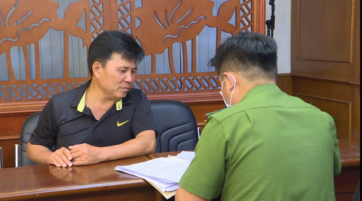 Bộ Công an cũng cho biết, cuối năm là thời điểm tiềm ẩn nguy cơ phát sinh tội phạm đánh bạc và tổ chức đánh bạc bằng hình thức cá độ bóng đá. Do đó, cùng với việc triển khai đợt cao điểm tấn công trấn áp tội phạm, bảo đảm ANTT nói chung, Bộ Công an đã chỉ đạo triển khai chuyên đề phòng ngừa, đấu tranh với tội phạm liên quan đến cờ bạc, cá độ bóng đá trong dịp World Cup. Chủ công là 2 lực lượng cảnh sát hình sự và an ninh mạng phòng, chống tội phạm sử dụng công nghệ cao. (Ảnh:Tổ Quốc)