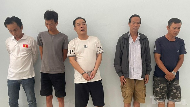 Trong đó, 5 đối tượng có hành vi “Tổ chức đánh bạc” trong đường dây này bị bắt giữ gồm: Đinh Văn Công Thanh với vai trò chủ mưu cầm đầu; Đinh Văn Công Long (SN 1987, trú Bình Thuận, Hải Châu, Đà Nẵng) nắm vai trò giúp sức đắc lực; Nguyễn Trước (SN 1974, trú Thanh Bình, Hải Châu, Đà Nẵng) với vai trò là đầu mạng cấp dưới; Ngô Đình Đức (SN 1966, trú Thạc Gián, Thanh Khê, Đà Nẵng) với vai trò giúp sức cho Nguyễn Trước và Nguyễn Duy Trung (SN 1985, trú Tân An, Hội An, Quảng Nam) với vai trò đầu mạng cấp dưới. (Ảnh: Tiền Phong)