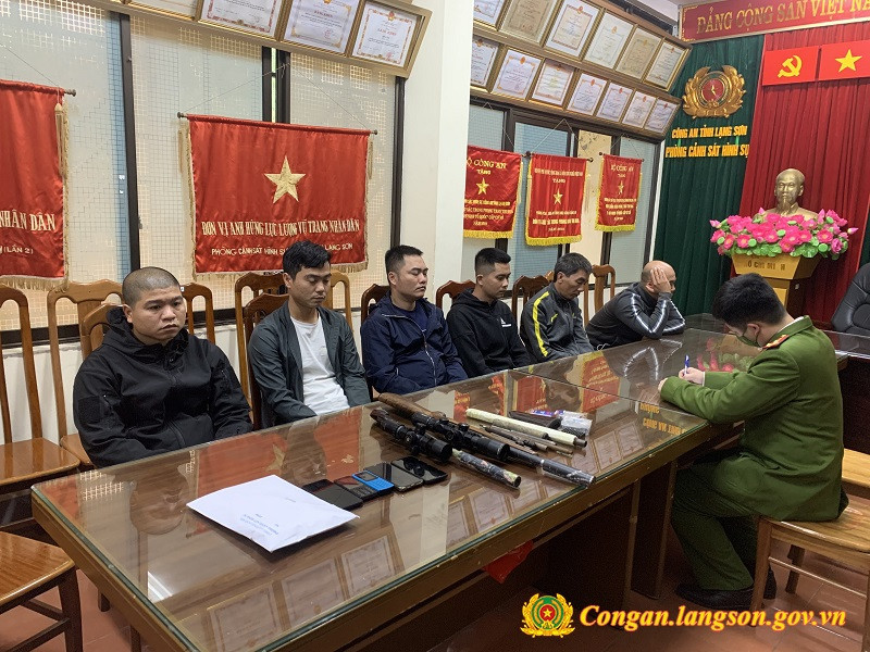 Ngày 30/11, thông tin từ Công an tỉnh Lạng Sơn cho biết, đơn vị đã triệt phá thành công đường dây cá độ bóng đá khoảng 100 tỷ đồng. Các đối tượng bị khởi tố, bắt tạm giam gồm: Nguyễn Tùng Lâm (SN 1989), Vy Ngọc Trường (SN 1985), Phạm Thanh Tuyền (SN 1986), An Văn Hạnh (SN 1986), đều trú tại thành phố Lạng Sơn. (Ảnh: Công an tỉnh Lạng Sơn)