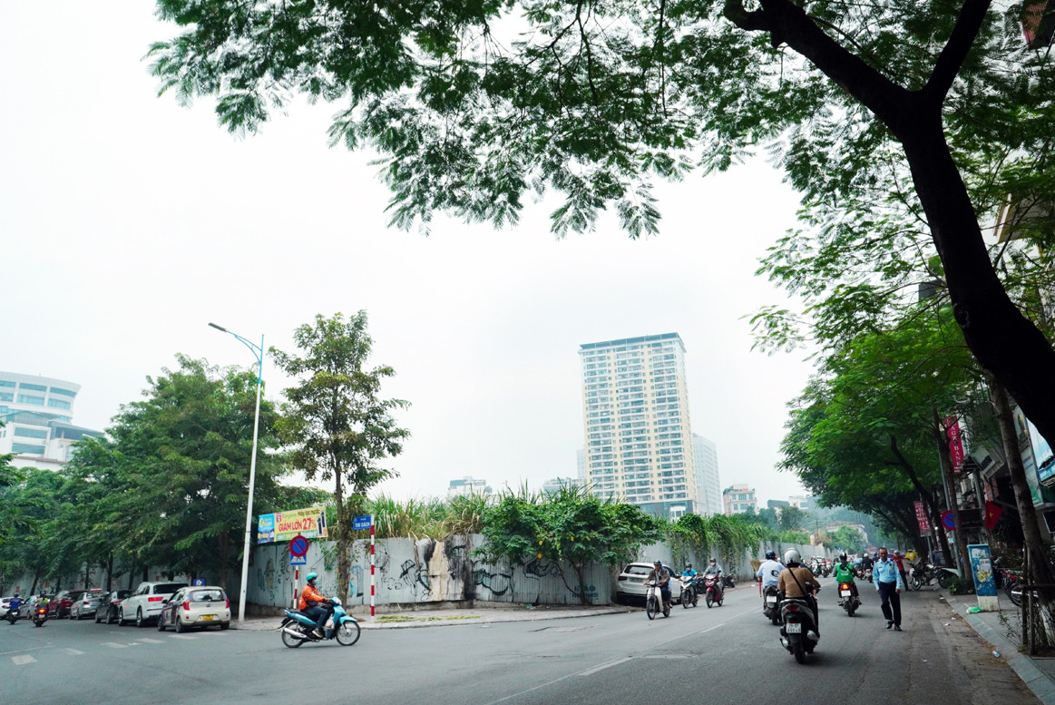 Vào thời điểm ông Đỗ Anh Dũng bị bắt (tháng 4/2022), nhiều phương tiện truyền thông đã đưa tin về các dự án bất động sản của Tân Hoàng Minh, trong đó có nhắc đến lô đất số 94 Lò Đúc.