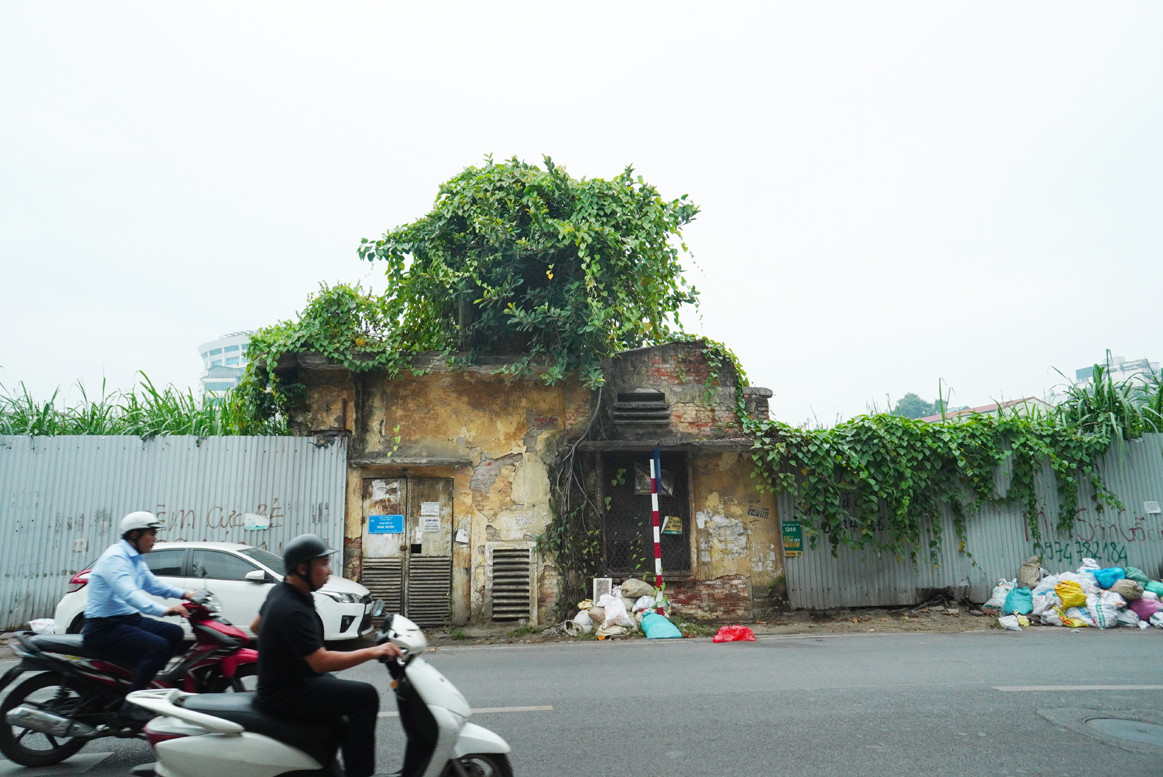 Dọc tuyến đường Nguyễn Công Trứ đang được quây tôn.