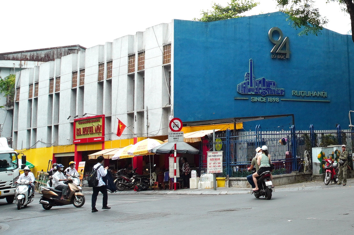 Một phần mảnh đất 94 Lò Đúc này đang được kinh doanh bia hơi.