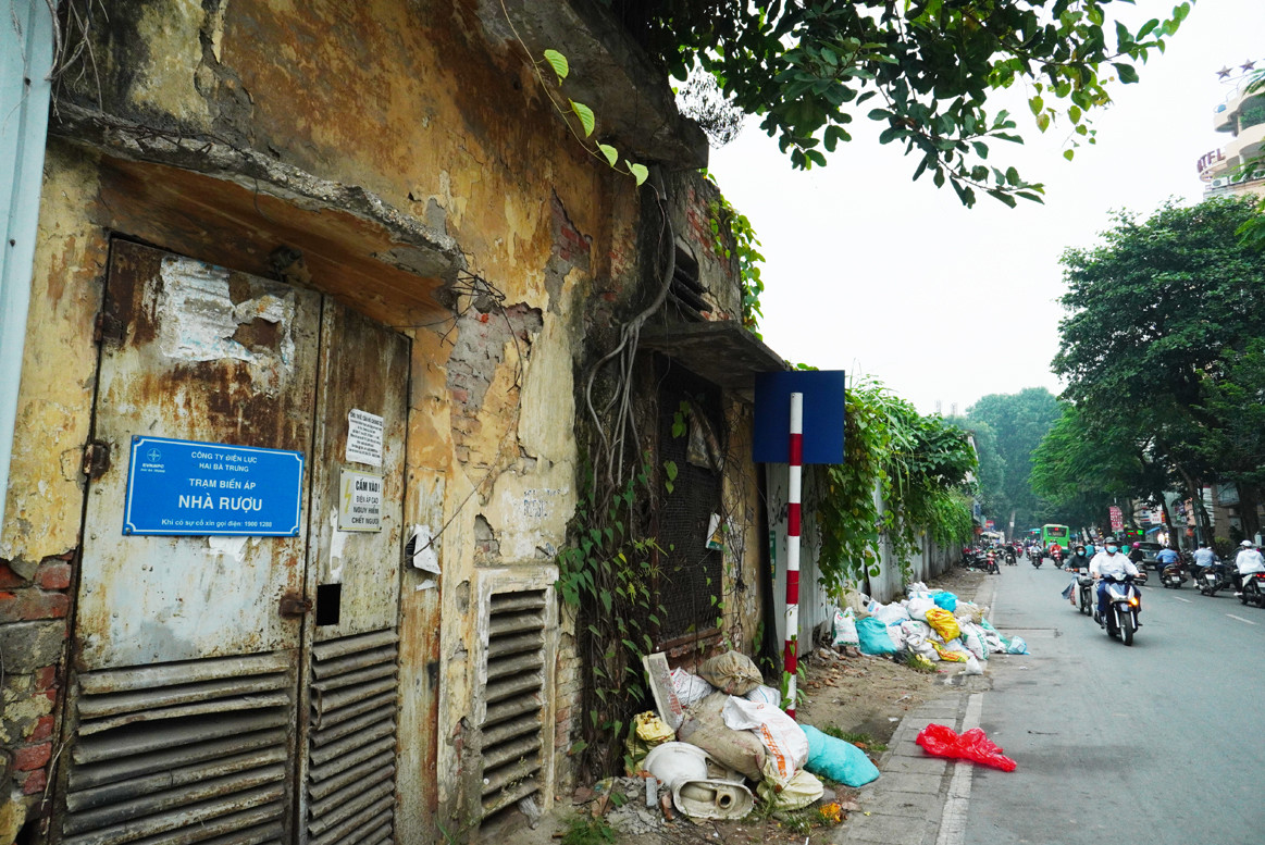 Bên cạnh trạm biến áp Nhà máy rượu Hà Nôi nhưng do bỏ hoang lâu ngày, người dân làm nơi tập kết rác trông nhếch nhác mỹ quan đô thị.