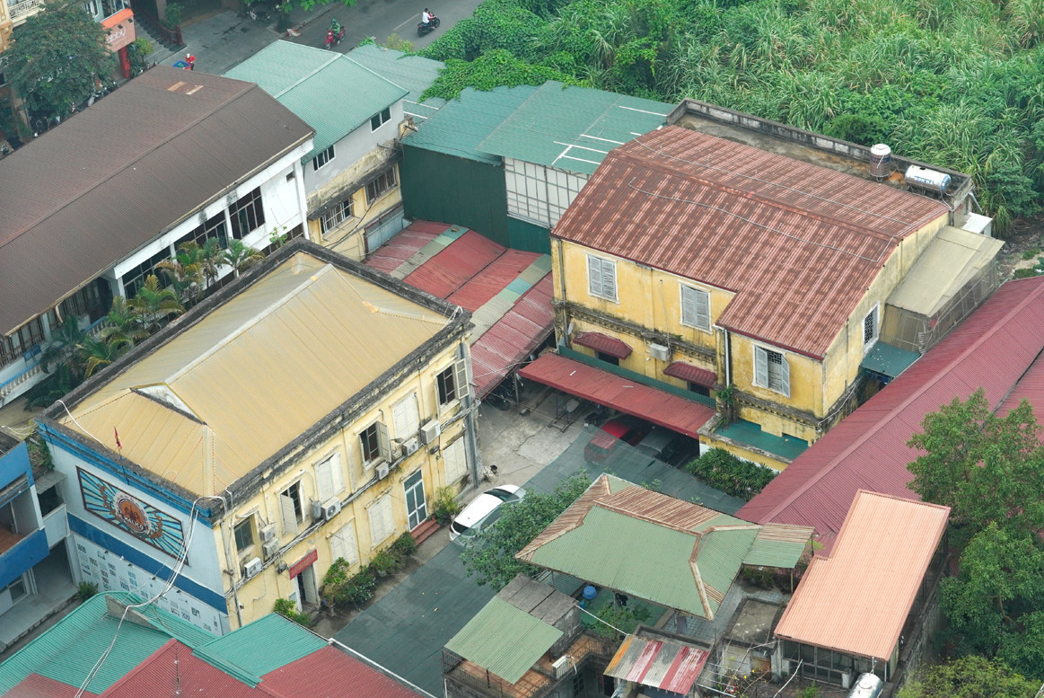 Với chủ trương di dời nhà máy ra khỏi nội đô, từ năm 2013, UBND TP Hà Nội đã giải phóng mặt bằng, thu hồi một phần diện tích ô đất số 94 Lò Đúc của Công ty CP Cồn rượu Hà Nội (Halico) nhằm xây dựng công trình phúc lợi xã hội là trường học, khu vui chơi công cộng.