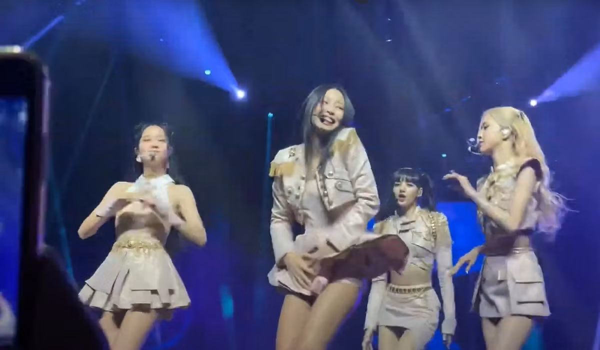 Khán giả cho rằng chúng quá hở hang. Thậm chí, trong một buổi biểu diễn, Jennie gặp sự cố bị tốc váy.