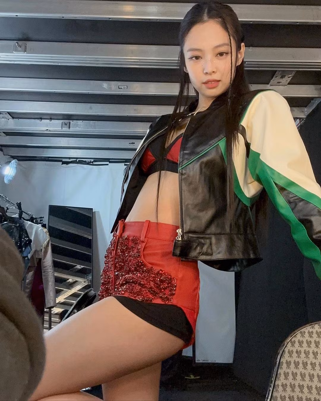 Họ không phải những người cổ xúy phong cách gợi cảm sao", "Nó quá hở hang và trông không đẹp", "Jisoo và Rosé trông ổn, nhưng Jennie hơi quá mức. Liệu có phải do góc chụp”, khán giả bình luận. Ảnh: Jennierubyjane.