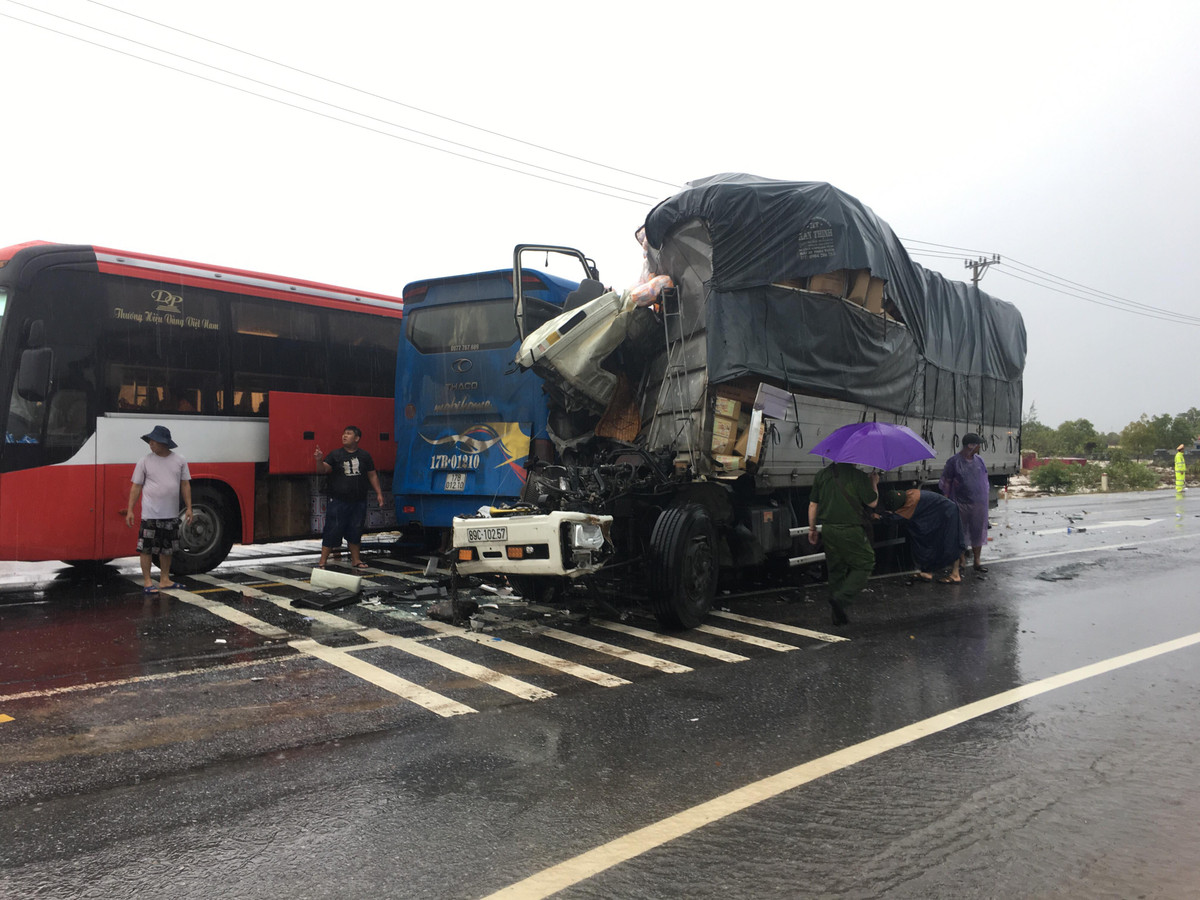 Vụ tai nạn khiến đầu xe tải "bay đầu", nát bét biến dạng hoàn toàn, xe khách cũng hư hỏng hoàn toàn. 