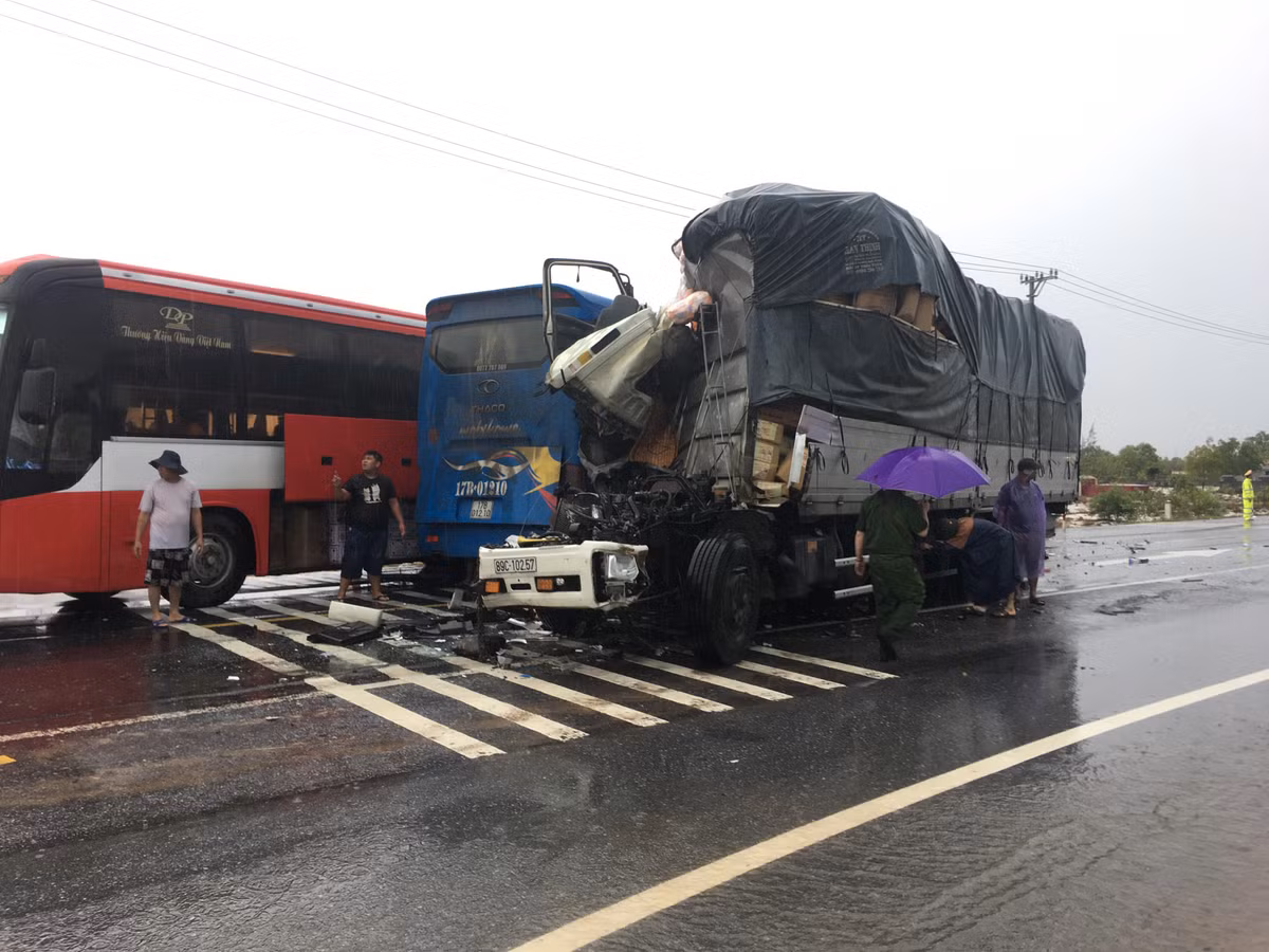 Vụ tai nạn khiến đầu xe tải "bay đầu", nát bét biến dạng hoàn toàn, xe khách cũng hư hỏng hoàn toàn. 