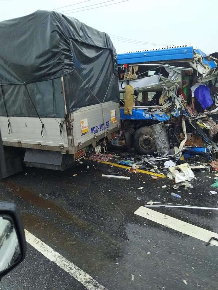 Theo đó, ô tô tải mang BKS 89C - 102.57 do tài xế Bùi Trọng Hiệp (SN 1991, trú Thái Thuỵ, Thái Bình) đang lưu thông theo hướng Bắc - Nam đã xảy ra va chạm với xe container BKS 60C - 477.96 kéo theo rơ-móc 60R - 038.45 do tài xế Nguyễn Quang Tiến (SN 1993, trú Bình Định) chạy chiều ngược lại.