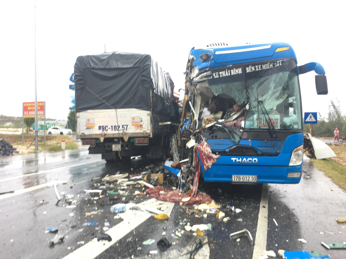 Tài xế xe ô tô tải mắc kẹt trong ca-bin sau đó được đưa đi cấp cứu tại Bệnh viện Hữu nghị Việt Nam - Cu Ba Đồng Hới trong tình trạng bị thương nặng. 