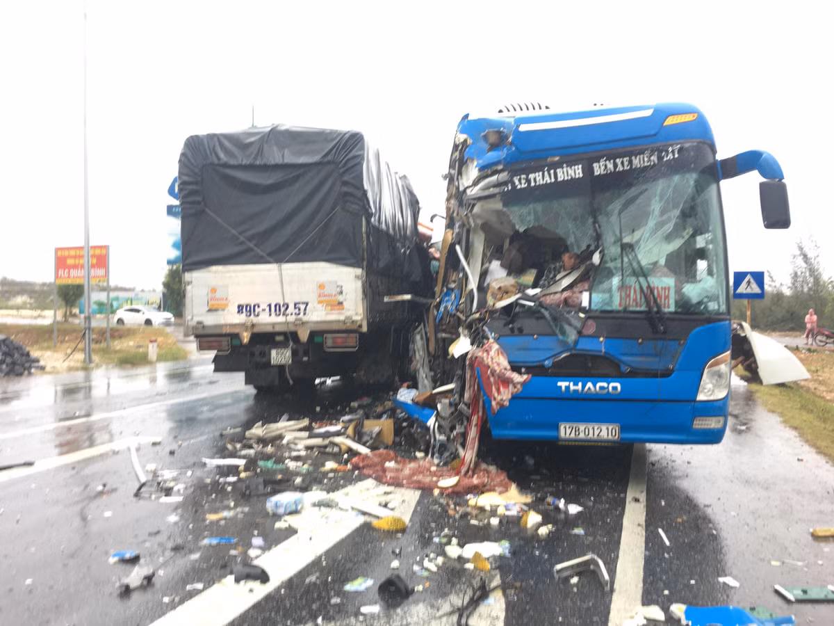 Tài xế xe ô tô tải mắc kẹt trong ca-bin sau đó được đưa đi cấp cứu tại Bệnh viện Hữu nghị Việt Nam - Cu Ba Đồng Hới trong tình trạng bị thương nặng. 