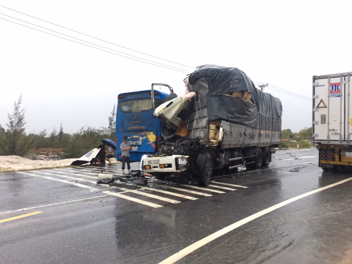 Hiện trường vụ tai nạn xe tải "bay đầu", nát bét sau khi đâm trực diện xe giường nằm.