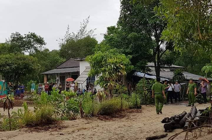 Theo đó, nghi can Huỳnh Văn Tài (27 tuổi), ở thị xã La Gi, tỉnh Bình Thuận và nạn nhân là Trần Thị P. (16 tuổi), ở thị xã La Gi, tỉnh Bình Thuận tử vong tại thôn 6, xã Gio Hải (huyện Gio Linh, Quảng Trị) với nhiều vết đâm trên người là do mâu thuẫn trong chuyện yêu đương. (ảnh: Bảo vệ Pháp luật).