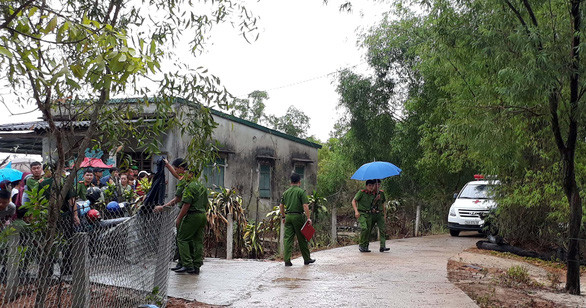 Lúc cơ quan chức năng tiến hành kiểm tra trong điện thoại của Huỳnh Văn Tài thì có tin nhắn gửi cho nữ sinh P. trước ngày gây án, với nội dung "Xin hẹn em ở kiếp sau!". Trong ảnh:Công an phong tỏa hiện trường vụ án. (ảnh: Tuổi Trẻ).