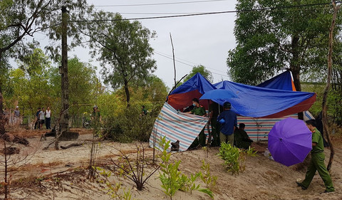 Vào thời điểm này, Huỳnh Văn Tài (27 tuổi), ở thị xã La Gi, tỉnh Bình Thuận đến nhà ông bà nội của P. sau đó dùng dao đâm em P. tử vong tại chỗ. Sau đó Tài tự tử, thi thể nằm bên cạnh em P. (ảnh: Công an TPHCM).