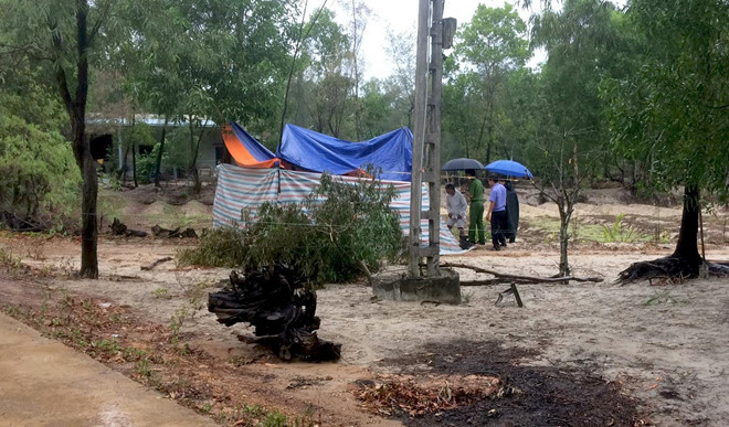 Được biết, P. năm nay lên lớp 11. Tranh thủ dịp nghỉ hè, P. cùng em trai từ Bình Thuận ra thăm nhà ông bà nội tại thôn 6, xã Gio Hải, huyện Gio Linh khoảng 10 ngày nay. Trong ảnh:Hiện trường vụ án. (ảnh: Zing).