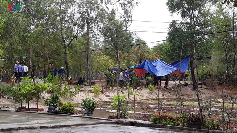 Liên quan vụ nam thanh niên đâm chết nữ sinh 16 tuổi rồi tự tử, thông tin trên Tiền Phong cho biết, cơ quan Công an tỉnh Quảng Trị đã xác định được nguyên do ban đầu vụ án. Trong ảnh: Hiện trường vụ án được cơ quan chức năng phong tỏa.