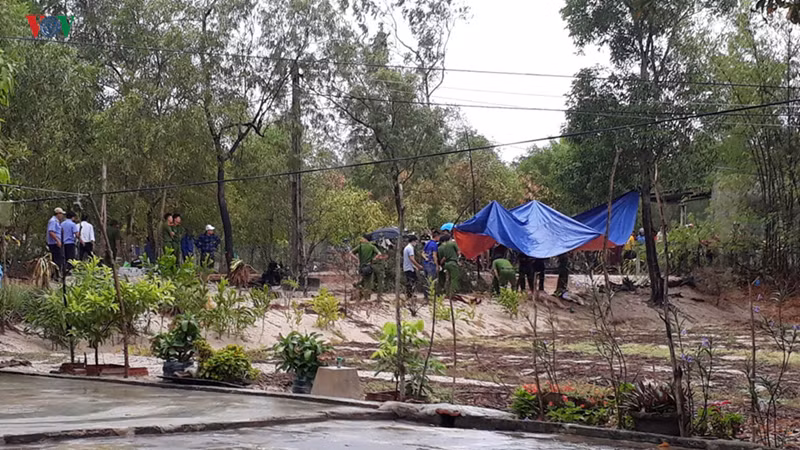 Liên quan vụ nam thanh niên đâm chết nữ sinh 16 tuổi rồi tự tử, thông tin trên Tiền Phong cho biết, cơ quan Công an tỉnh Quảng Trị đã xác định được nguyên do ban đầu vụ án. Trong ảnh: Hiện trường vụ án được cơ quan chức năng phong tỏa.