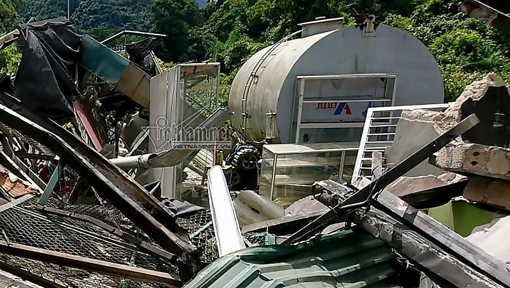 Thùng phuy chứa ngô hạt lên men của Tuân