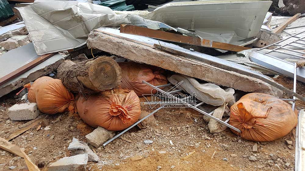 Bao tải chứa mùn cưa chất quanh nhà