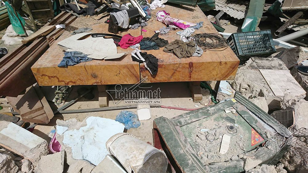 Sập gỗ dày khoảng 30cm tìm thấy trong sào huyệt của Tuân