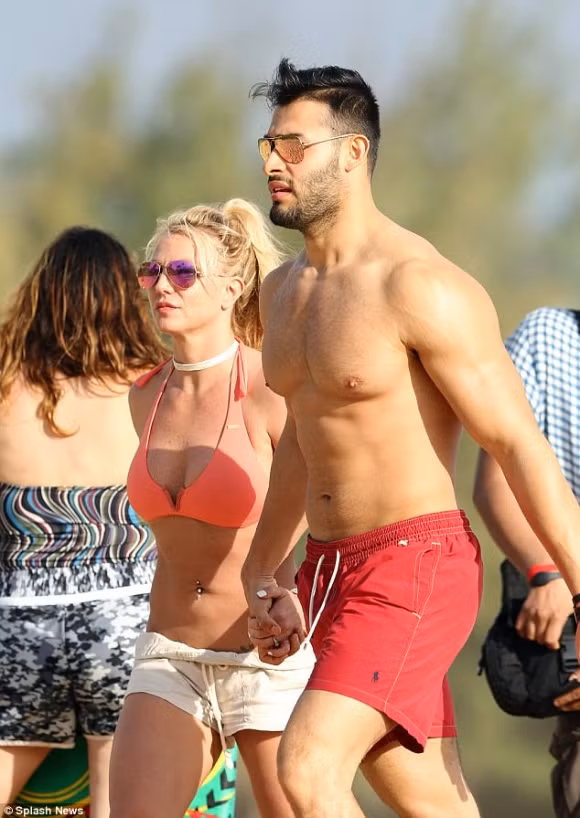  Britney Spears hiện đang có kỳ nghỉ ngọt ngào bên người tình 23 tuổi và 2 con trai. Mới đây, phóng viên bắt gặp Britney Spears xuất hiện trên bờ biển Hawaii cùng bạn trai Sam Asghari.