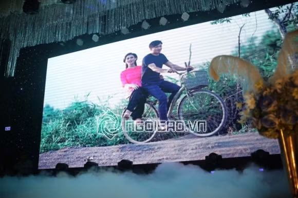 Thay vì thực hiện các nghi lễ trong tiệc cưới như những cặp đôi khác, Lâm Khánh Chi lại kéo dài thời gian của mọi nghi thức bằng âm nhạc và những người bạn. Những bạn bè là ca sĩ của cô lần lượt lên ca hát thay lời chúc phúc. Sau đó, sân khấu biến thành một mini liveshow của cô dâu Lâm Khánh Chi. Đầu tư khá kĩ cho tiết mục này, Lâm Khánh Chi mời hẳn nam diễn viên viên ca sĩ Quý Bình song ca cùng mình ca khúc “Sao em nỡ vội lấy chồng”.